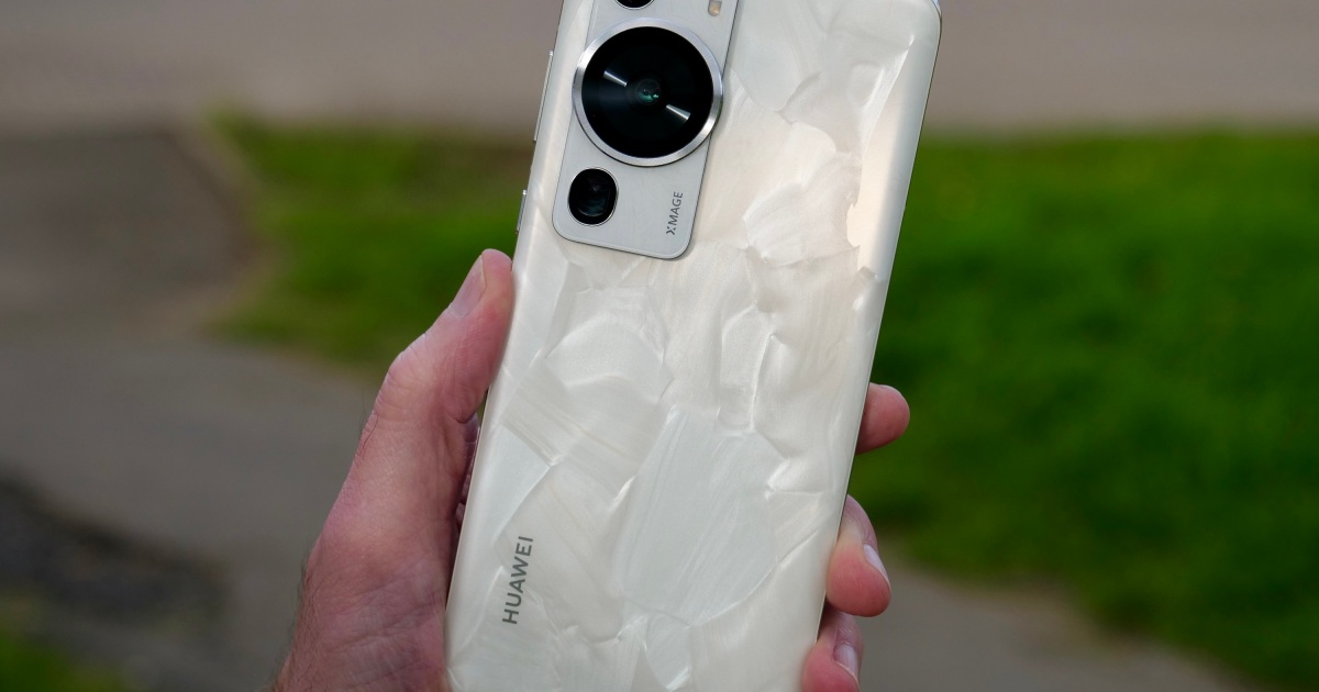 Huawei P60 Pro sostenido en la mano.