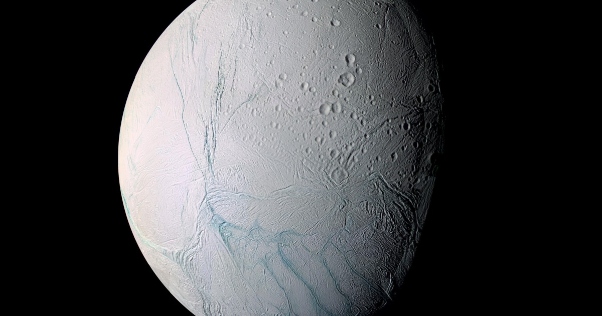 Durante un sobrevuelo en 2005, la nave espacial Cassini de la NASA capturó imágenes de alta resolución de Encelado que se combinaron en este mosaico, que muestra largas grietas en el polo sur de la luna que permiten que el agua del océano subterráneo escape al espacio.